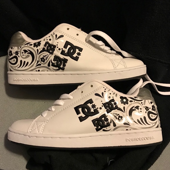DC Shoes - Dc  white shoes with black n grey design
